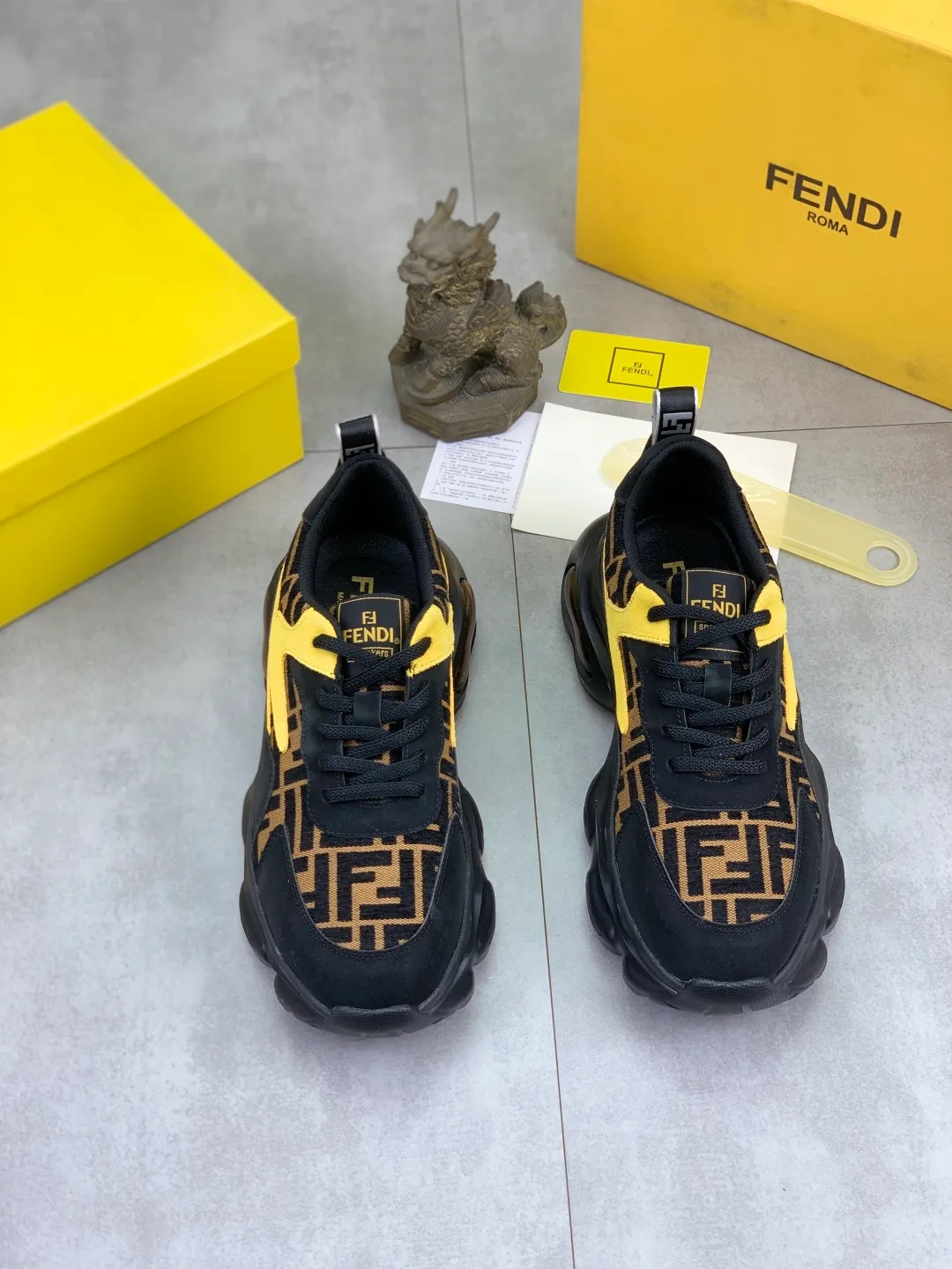 Men's men's shoes P440 new (FENDI Fendi) classic and most popular little monster style, loafers, slip-on casual shoes! Compared with the old models, they are more fashionable and eye-catching, making the already funny shoes more vivid. Like a hedgehog, do you have a little monster this year? A must-have for fashionistas! Upper: Made of high-grade cow suede, sheepskin lining, the highest version on the market, and an online outsole! 38-44 4️⃣colors available